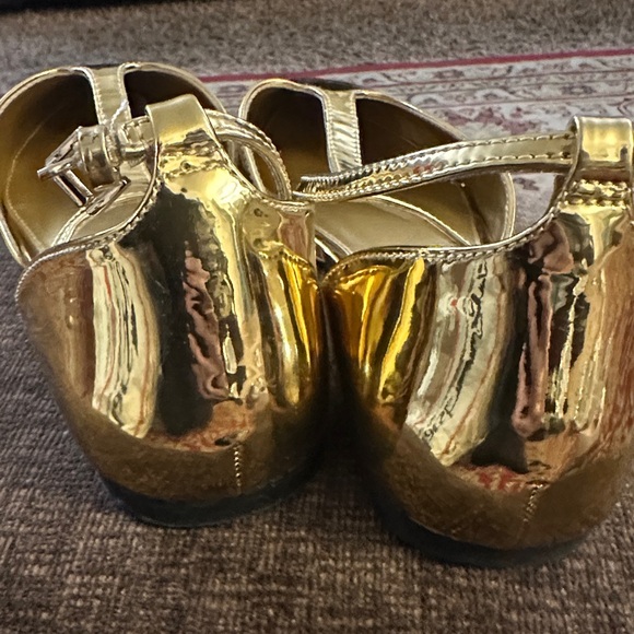 Worthington Gold Pointed Heels - Picture 6 of 10